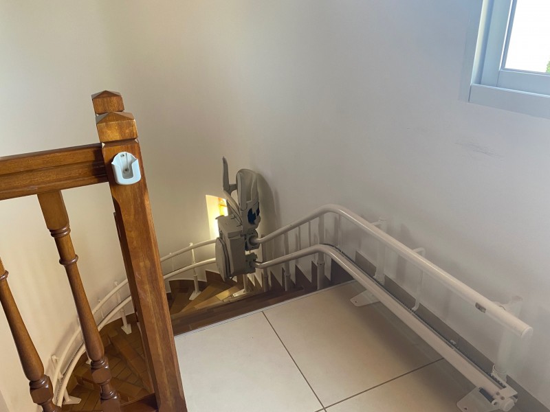 Installation d’un monte escalier dans une cage en demi-cercle à Canet en Roussillon