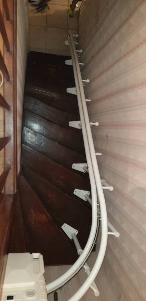 Monte-escalier reconditionné tournant dans une maison ancienne sur escalier et rampe en bois à Toulouse