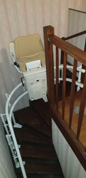 Monte-escalier reconditionné tournant dans une maison ancienne sur escalier et rampe en bois à Toulouse