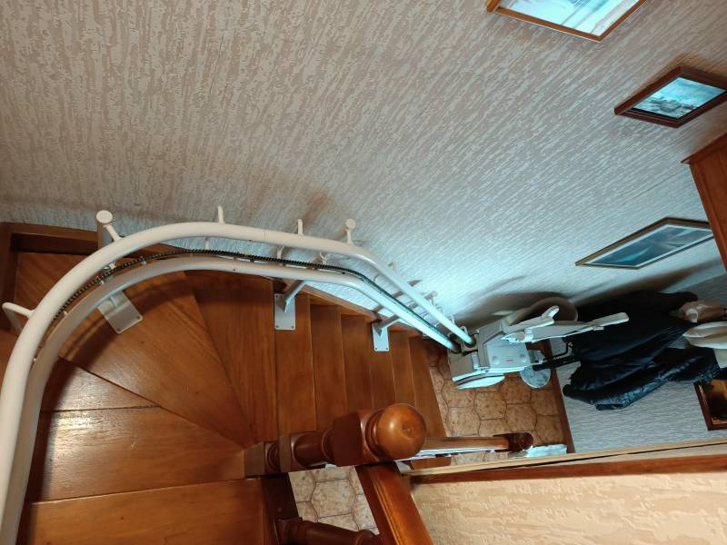 Installation d'un monte escalier reconditionné à Béziers dans L'Hérault