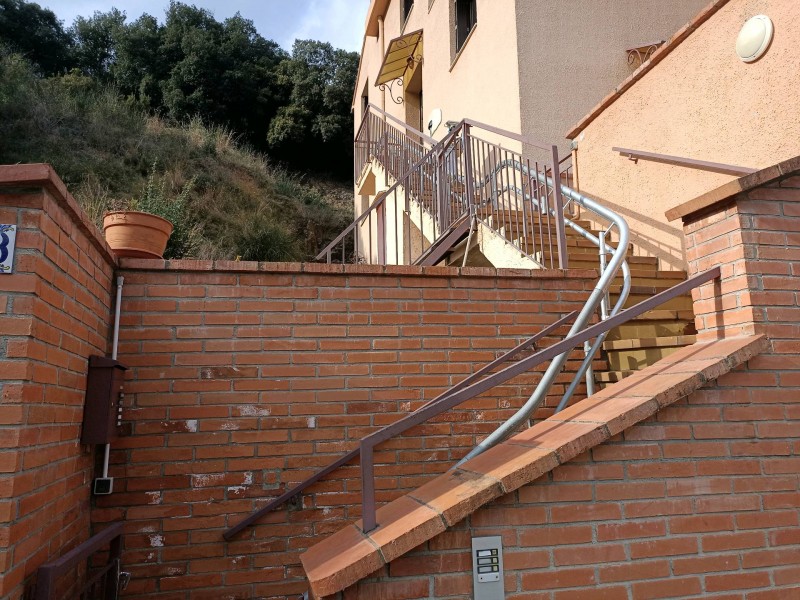 Installation d'un monte escalier extérieur 2 étages dans une villa à Amélie les bains dans le 66