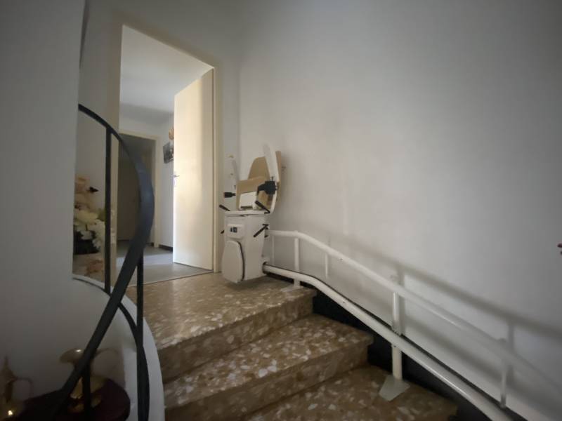 Monte-escalier sur plusieurs niveaux d'une maison à Aubagne
