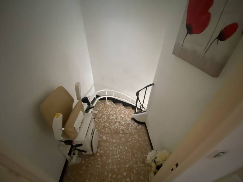 Monte-escalier sur plusieurs niveaux d'une maison à Aubagne