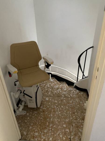 Monte-escalier sur plusieurs niveaux d'une maison à Aubagne
